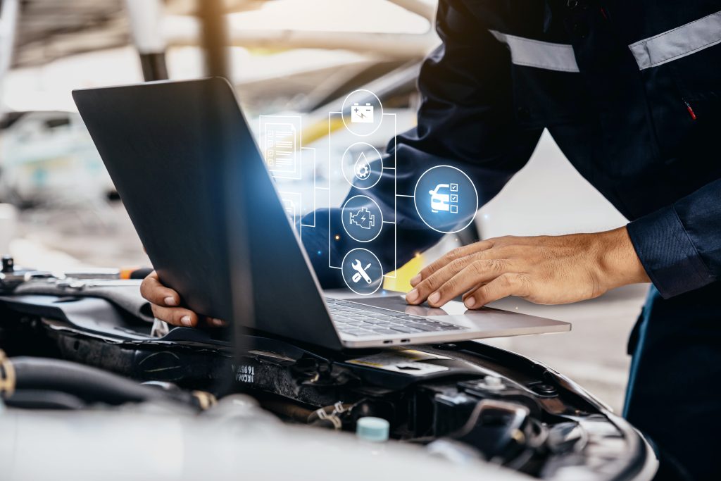 Diagnostyka komputerowa samochodu – mechanik z laptopem Kąty Wrocławskie
